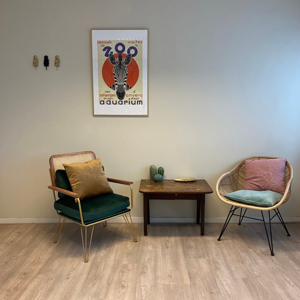 Gespreksruimte met twee stoelen en een tafeltje